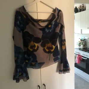 Off shoulder topp - så fin blommig offf the shoulder topp med volang bell ärmar💗 kommer tyvärr aldrig till användning, använd 1 gång 