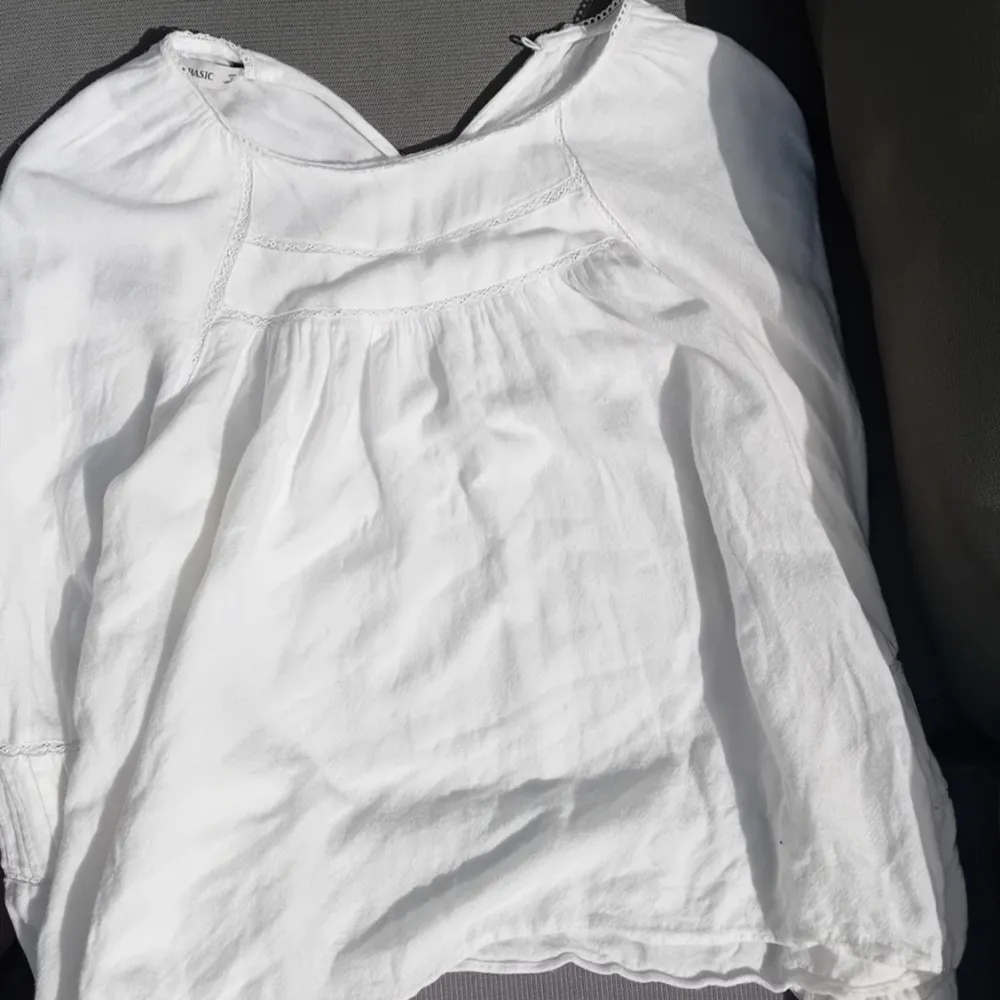 Säljer denna jättesnygga vita blusen som är perfekt till sommaren från zara med fina detaljer💖💖 Blusen är i väldigt bra skick💗💗💖. Blusar.