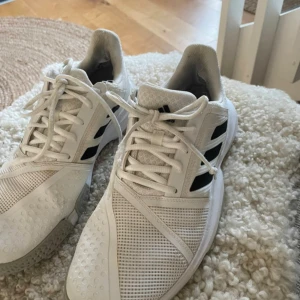 Adidasskor - Strl 42, 1/4