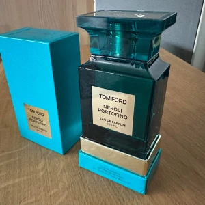 Tom Ford neroli portofino  - 100 ml tom Ford neroli portofino, helt oanvänd fick den av mina föräldrar men har en liknande så tyckte det var onödigt att ha den. Parfymen är extremt bra enligt mig och många andra. Ny pris 3625 kr. Mitt pris är endast 2499.