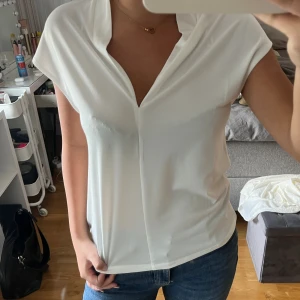 Vit blus! - Använd en gång, köpt på hm! Kortärmad/tshirt blus 💘