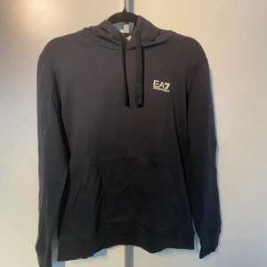 EA7 hoodie - Tjena, säljer en EA7 hoodie, som jag knappast använt. I storlek M men är ganska liten i storleken så hade rekommenderat någon med S att köpa👍😁 /D