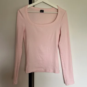 Långärmad tröja - Ljusrosa långärmad t-shirt från gina tricot i storlek M, aldrig använd 🩷