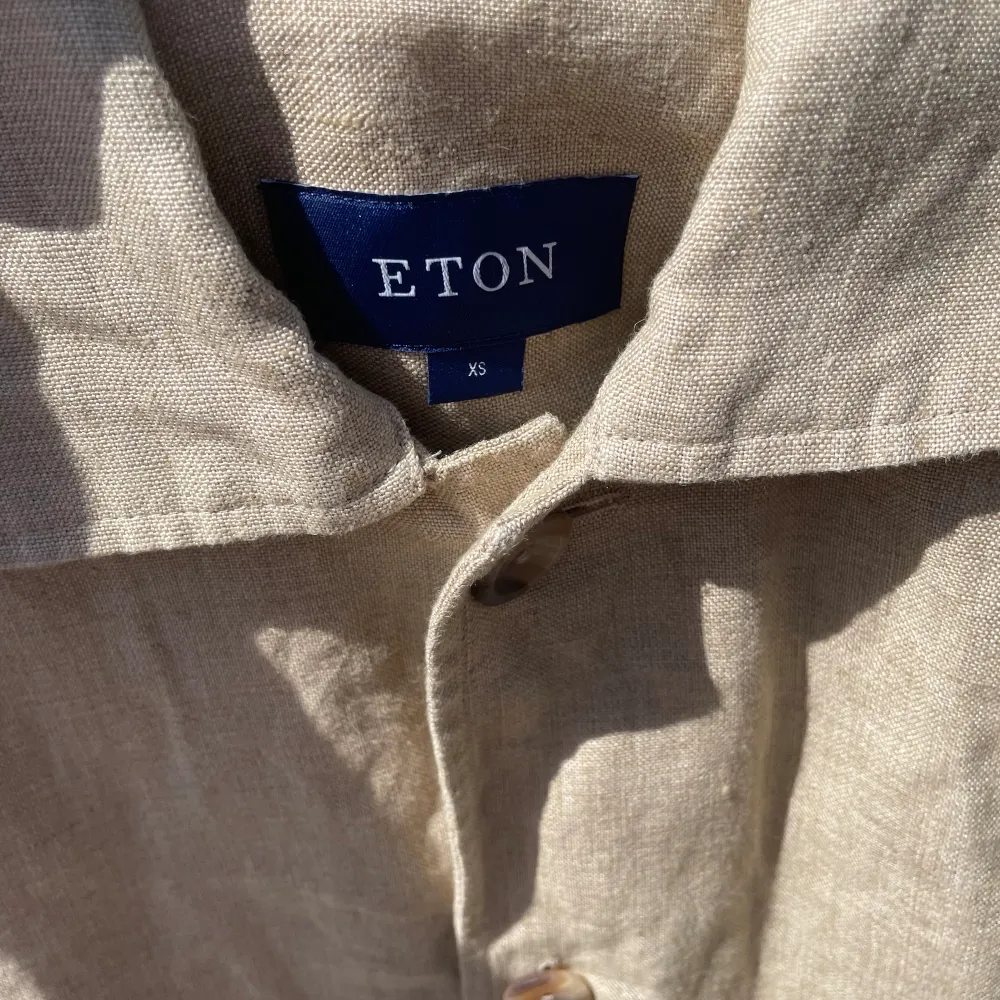 Säljer nu min Eton overshirt då jag glömde skicka tillbaka den i tid, den är endast testad och har alltså inga defekter eller liknande. Den är i storlek XS men skulle defenetivt säga att den passar S också. Nypris 3900 kr. . Skjortor.