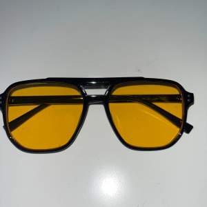 Somriga solglasögon som är perfekta till sommaren! Varan är i topp skick och passar till alla! ❗️Pris kan diskuteras❗️