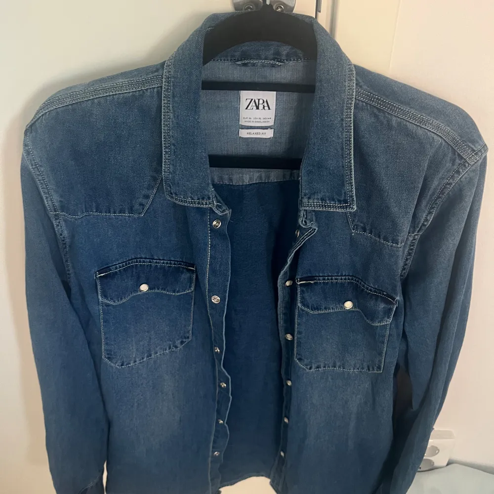 En blå herr jeansshorta från Zara i storlek XL. Knappt använd så jättebra skick. Relaxed fit! Säljer för 100kr 💙. Skjortor.