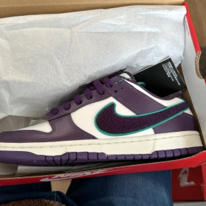 Nike dunk low swoosh - Nike dunk low Swoosh Fantastiska sneakers helt nya  Lila med swoosh märke  Storlek 43 27,4cm 