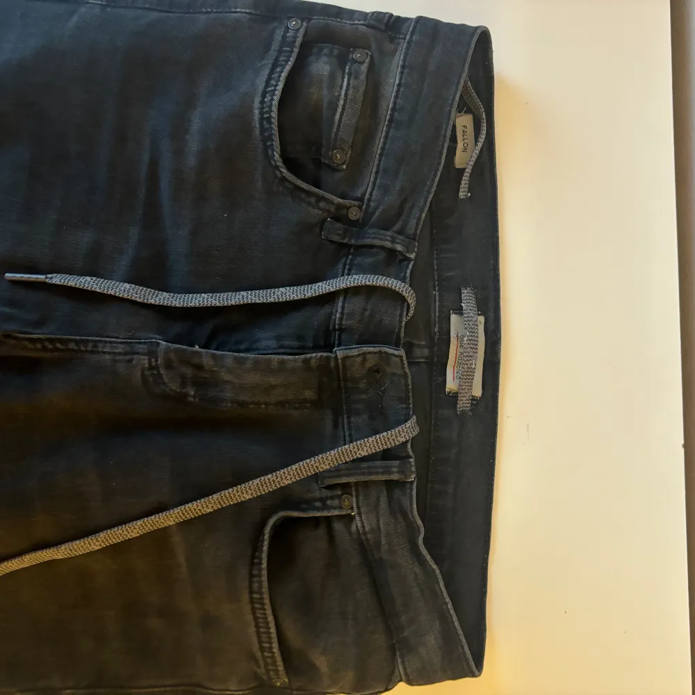 Så snygga svarta bootcut jeans från ltb! Köptes förra vintern men används ej så mycket då de är lite stora! Storlek w28/L36, men skulle uppskatta som en 36/38! Även ganska långa på mig som är ca 170 cm🩷🩷skosnöret kan man ta ut om man önskar det! . Jeans & Byxor.