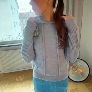 Stickad blå hoodie  - Superfin blå stickad hoodie, perfekt till kommande sommarkvällar!! 