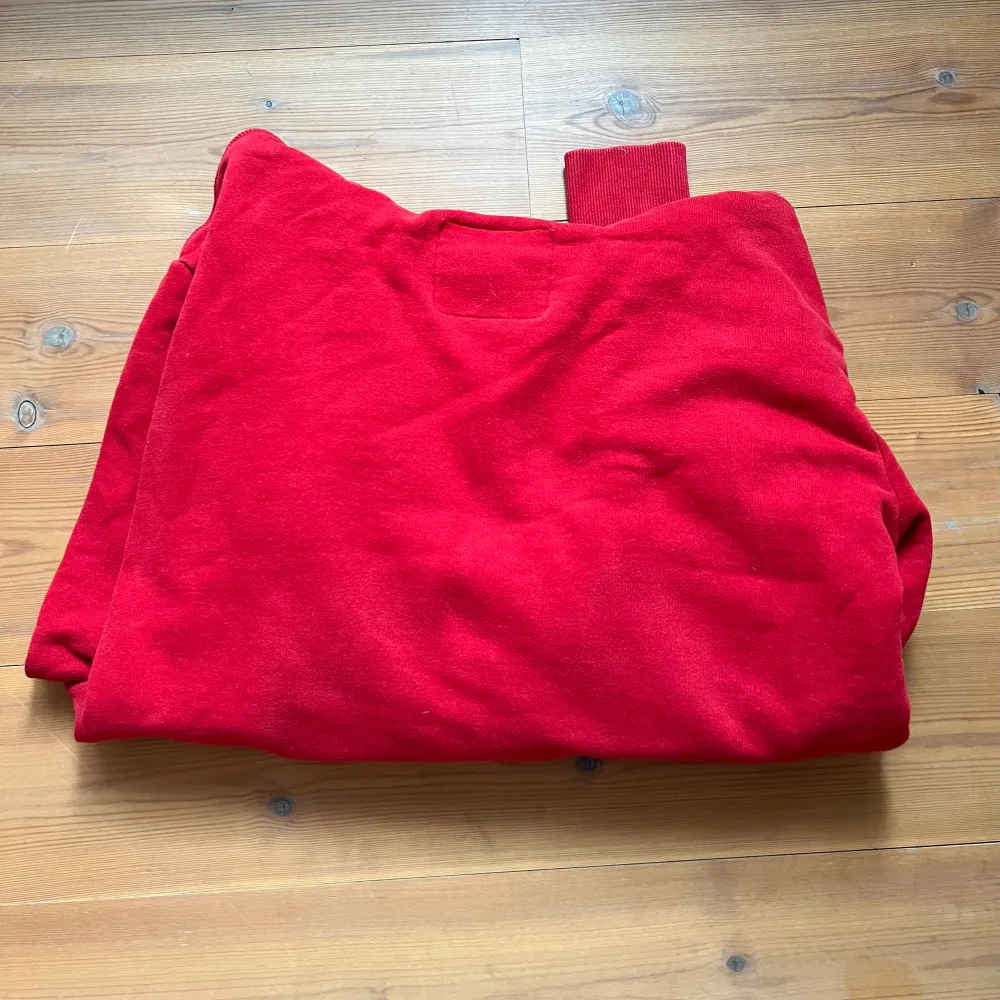 Vintage hoodie från Superdry i rött med märke både på framsidan och ärmen, skitsnygg! Säljer pga lite för stor. . Hoodies.