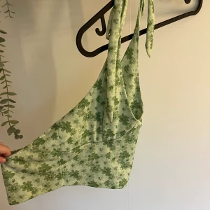 Grön topp från nakd  - Grön gullig topp från nakd med blommönster. Använd fåtal gånger så i nyskick. Vid fler frågor eller bilder är det bara att kontakta i chatten. Köparen står för frakten💕