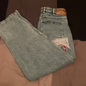 Cash only denim byxor   - Cash only byxor baggy fit. Super bar tjockt denim material. 9/10 skick använda typ 10 gånger. Nypris 1250kr. Öpet för frågor.