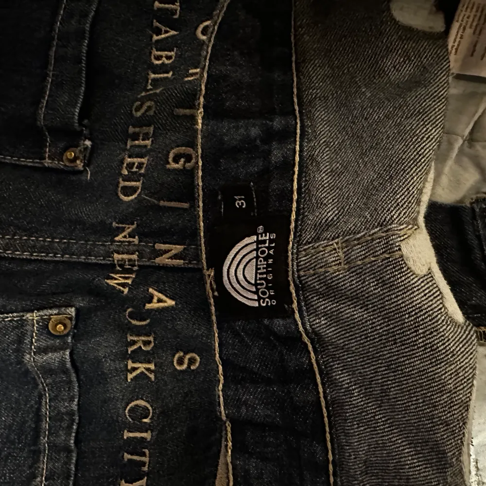 Tjena säljer dessa jeans som är Y2K still dom är i storlek 31 men passar mig som är 173 säljer dom för 350 men inget skrivet i Sten.  . Jeans & Byxor.