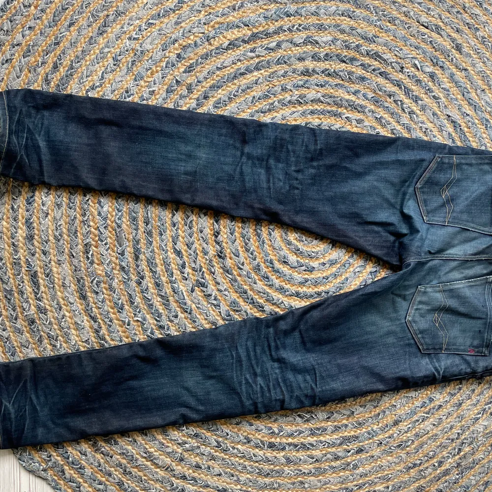 Säljer dessa feta Replay slim fit jeansen i marinblå för endast 350kr! Perfekt för våren och riktigt sköna. Storleken är W30 L32. Jeans & Byxor.