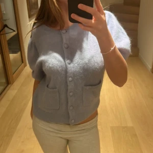 & other stories kofta - Kofta från & other stories tröja i blå med fina detaljer 🩵