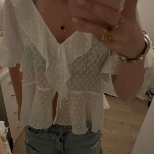 Topp - Säljer denna fina toppen. Osäker på var den är ifrån eftersom lappen är borta men jag skulle gissa på zara. Den har en liten defekt som inte syns alls när man har på sig den (se sista bilden)🩷