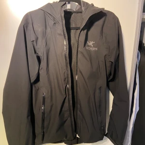 Arcteryx vindjacka  - Tjena, jag säljer en Arcteryx vindjacka i otroligt bra skick, som ny. Vid frågor eller funderingar så är det bara att höra av sig👍😁 /D
