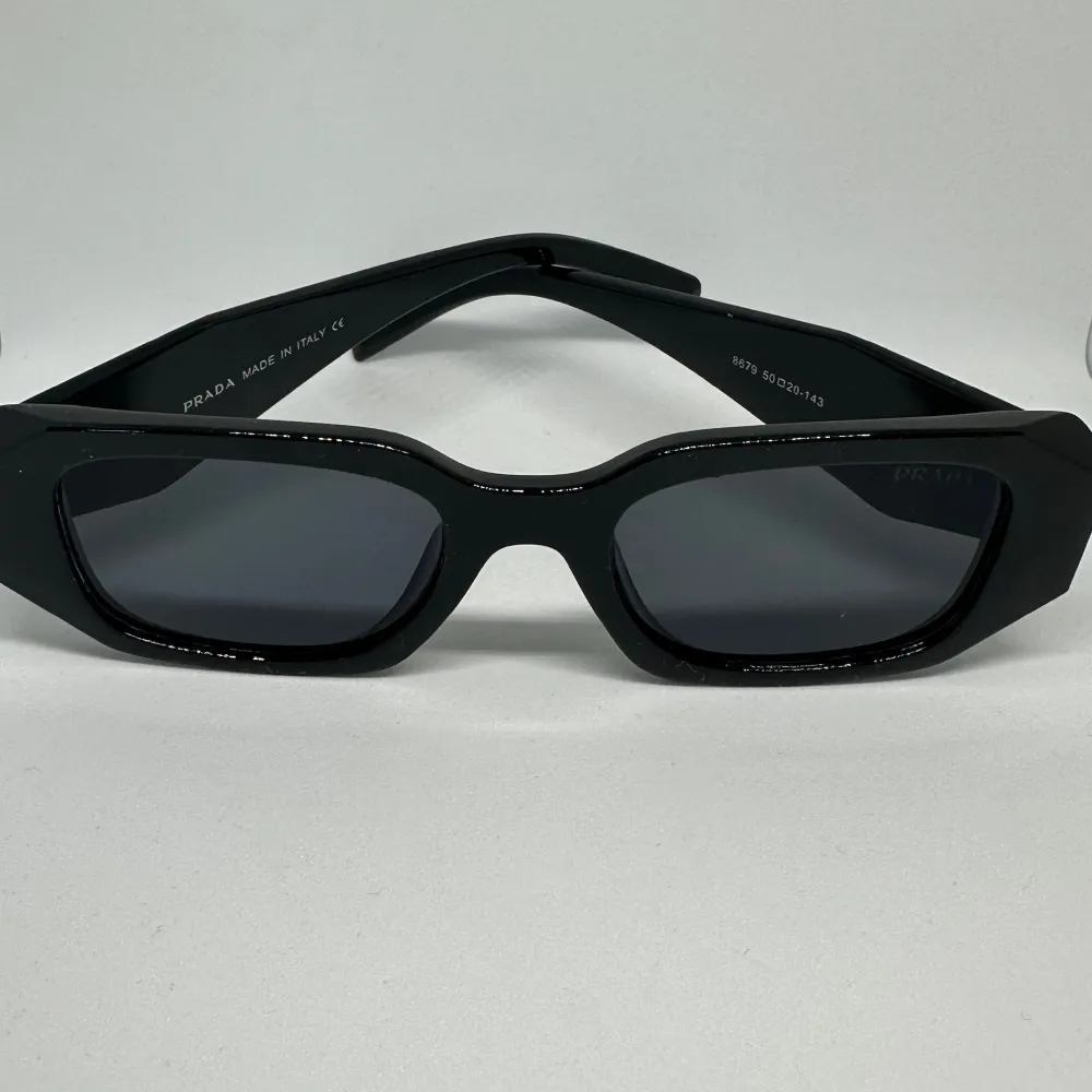 Märkes Solglasögon | Skick: 10/10 (HELT NYA) | One-size | Pris: 249kr (DISKUTERBART) | Fraktar via Postnord eller Instabox | Hör av dig vid minsta fråga eller fundering♠️. Accessoarer.