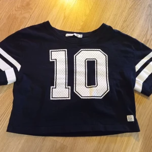 Svart magtröja - Är i bra skick! Använd några gånger. Sitter som en S/XS