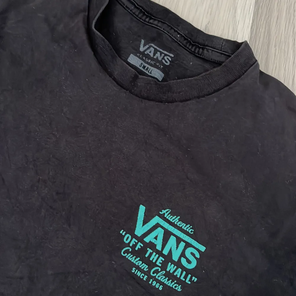 Tja! Säljer en riktigt snygg t-shirt från märket vans! Tröjan är inköpt på vansbutiken förra året i Göteborg för ca 450kr. Riktigt snyggt tryck och fina detaljer! Färg: svart och ~ljusblå, skön passtorlek, trycket är lite lite urtvättat. True to size. T-shirts.