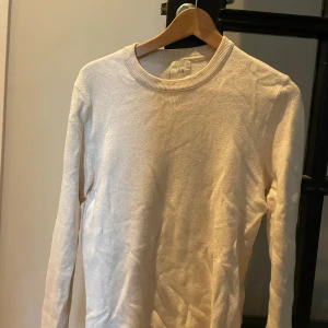 Stickad tröja  - Super skön tröja från HM som passar till allt. Vill sälja eftersom den har blivit för liten för mig. Storlek S Skriv om ni har några frågor eller funderingar!