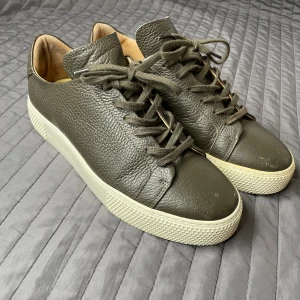 J.Lindeberg skor  - Säljer dessa fina skor från J.Lindeberg eftersom jag inte använder den längre. De är använda och har lite repor som syns på bilderna men är fortfarande i mycket fint skick. Kom gärna med prisförslag 🙌🏻 (nypris 2000kr)