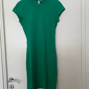En grön klänning från H&M i storlek S