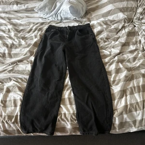 Wide fit jeans  - Aldrig använda! Storlek W34 I vanliga fall är jag L / 34 i midjan men dessa är på tok för små så skulle kanske mer säga att dom är S i midjan 
