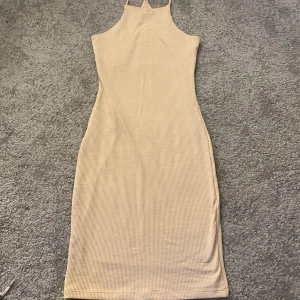 Kläning - Köpte denna klänningen förra året på Gina tricot för 350kr, har aldrig använt den eftersom den är liten