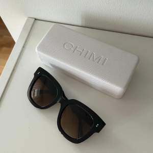 Bruna solglasögon från Chimi i modellen 08. Väldigt sparsamt använda och är i mycket fint skick utan repor.