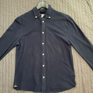 Morris skjorta  - Säljer denna fina Morris button up skjorta som är i jätte fint skick och knappast använd.  Kom gärna med prisförslag. (Nypris 1200kr)