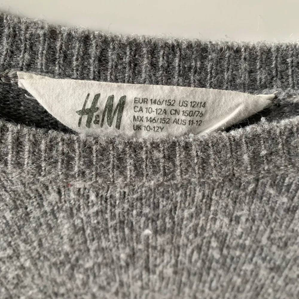 Stickad randig tröja i använt skick, från HM i strl 146/152🤍. Stickat.