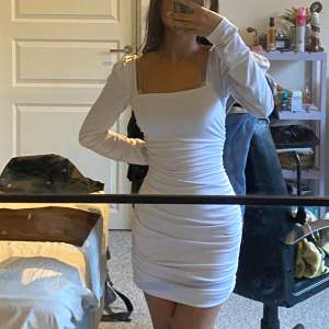 Fina vit långärmad klänning, väldigt snygg till skolavslutning o annat, använt max 2 gånger så den är i jättebra skick🤍