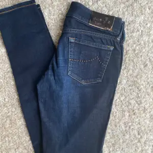 Hej! Säljer nu dessa sjukt snygga jeans från Jacob Cohen. Orderbekräftelse/kvitto finns och skickas vid köp. Riktigt snygg patch! Det negativa är att jag anar att de är dam modell och därav priset! Hör gärna av dig vid fler frågor!🙌
