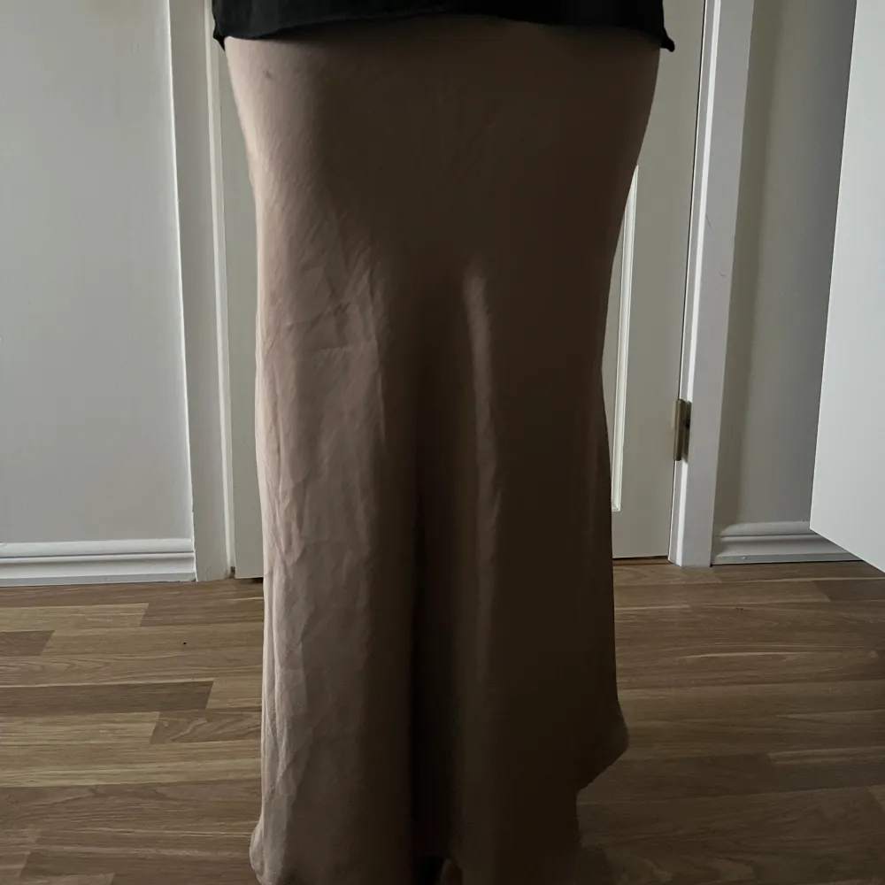 säljer denna superfina kjolen från neo noir, endast använd en gång så typ nyskick!!☺️☺️. Kjolar.