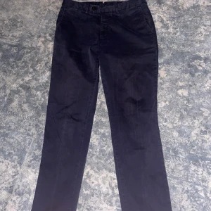 Oscar Jacobson trousers navy - Oscar Jacobson byxor i navy Byxorna är i fint skick Storlek 150 vilket motsvarar typ storlek M/L