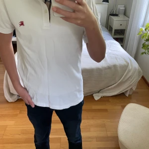 Burberry piké - Tjena! Säljer nu denna oerhört snygga Burberry pikén! Plagget är i storlek M. Skicket är 9/10, grymt bra skick! Nypriset ligger på runt 5500kr. Vid fler frågor eller andra funderingar är det bara att höra av sig! 