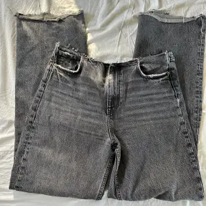 Ett par gråa jeans från zara köpt för ca 3-4 år sedan. De är klippta precis under linningen, då de var så högmidjade, dock så har det gjort att en sömm har gått upp men det går nog enkelt att lösa. Jeansen har annars väldigt bra passform! 