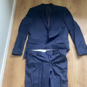 Navy blue kostym  Helt ny kostym från HM använd 1 gång  Skriv vid frågor 