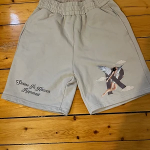 Storms in heaven represent - Shorts från märket represent, specifikt storms in heaven i färgen beige. Nyskick då jag endast haft på dessa shorts en enda gång. Säljer matchande tshirt också (rabatt kan ges ifall båda köpes samtidigt). Pm för mer info och bilder. 
