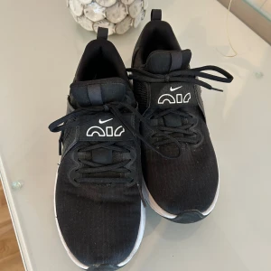 Adidasskor - Svarta skor från adidas. Med svart print. Storlek 38. Knappt använda, drf lite dammiga.