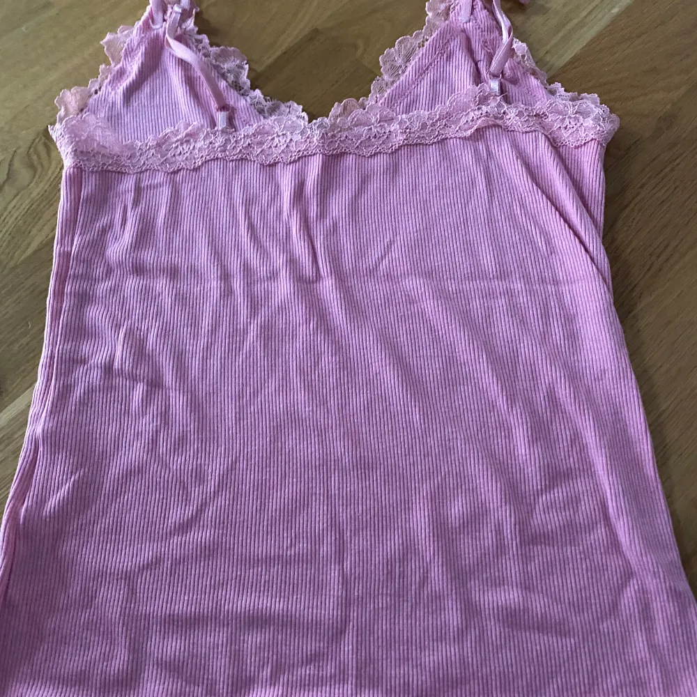 Rosa linne med spets kant, Kan eventuellt tvättas vid köp. Priset kan diskuteras +Frakt om upphämtning eller uppmötning inte är möjligt . Toppar.