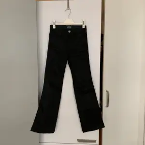 Filippa K jeans i något tjockare lite glansigt jeansmaterial. Har sytt upp de så att benlängden är 73 cm (mätt från grenen) Stretchiga men tyvärr för små för mig. Lätt bootcut  Strl XXS  Nyskick