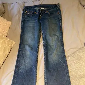 Säljer mina jätte snygga True religion jeans pågrund av att dom är för stora! Hör av er för fler frågor och bilder💗