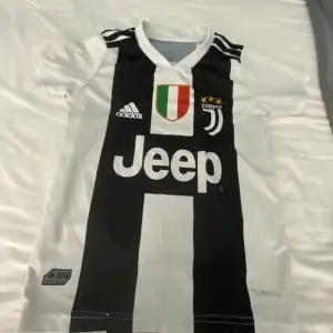 Jag säljer denna skit snygga Ronaldo tröja pågrund av att den är för liten. Juventus 2018. Skick:7,5/10 