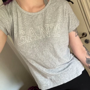 Gant T-Shirt - Gant t - shirt i fint skick. Aldrig använt, bara hängt i garderoben. Storlek M men passar mig som brukar ha S. 