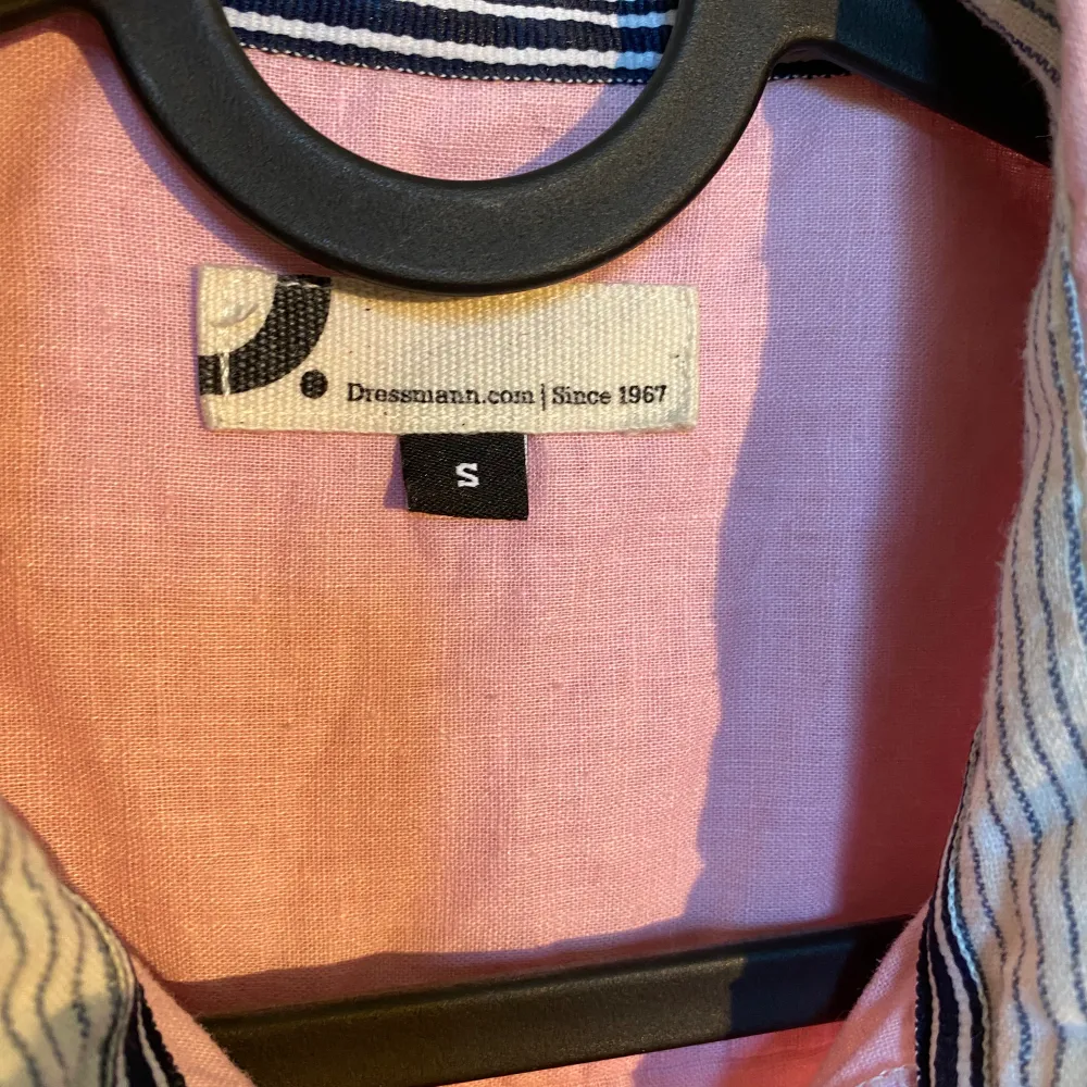 Rosa linneskjorta från dressman perfekt till sommaren då den är tunn och bekväm. säljes för 150kr, Storlek S. Skjortor.