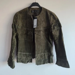 Olivgrön jacka - Superfin olivgrön jacka från MEOTINE. Modellen är darley och är väldigt frän. 