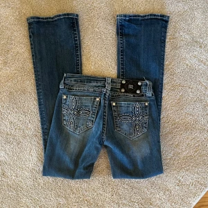 Miss me jeans - Super fina miss me jeans! Bootcut och lågmidjade, i bra skick, lite slitna längst nere! Midjemått: 34cm, innerben: 83cm, ytterben: 100cm. Använd gärna köp nu🤣