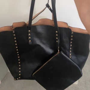 Handväska - Väska jag köpte på Sellpy från Zara egentligen men ångrade mig, orkar inte returnera så säljer vidare här! Fint skick.